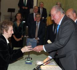 Su Majestad el Rey Don Juan Carlos entrega la “Medalla Echegaray 2016” de la Real Academia de Ciencias, a Margarita Salas Falgueras